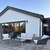 Stylish Modern Home With Parking, Enclosed Garden