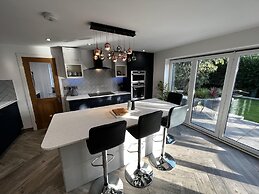 Stylish Modern Home With Parking, Enclosed Garden