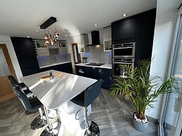 Stylish Modern Home With Parking, Enclosed Garden