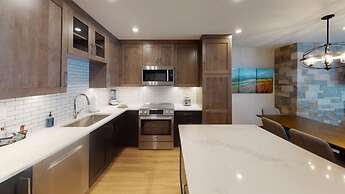 Slopeside 2 Bedroom Platinum-rated Residence at Golden Peak in Vail Vi