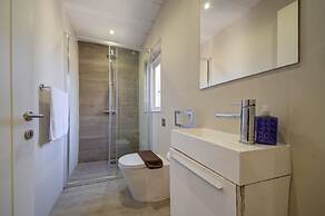 Tritoni harbour suites