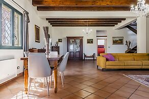 Charming Sea View Villa close to beach