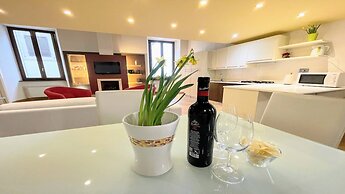 Beautiful Duomo Apt With Spectacular Terrace - Sleeps 6. Air con Throu