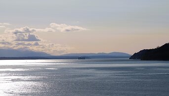 Stunning House with Views of Puget Sound Ideal for Family Reunions