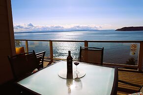 Stunning House with Views of Puget Sound Ideal for Family Reunions