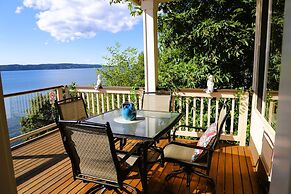 Stunning House with Views of Puget Sound Ideal for Family Reunions