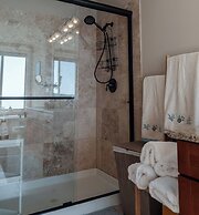 Stunning House with Views of Puget Sound Ideal for Family Reunions