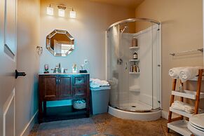 Stunning House with Views of Puget Sound Ideal for Family Reunions