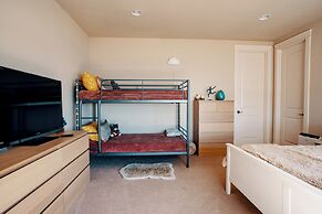 Stunning House with Views of Puget Sound Ideal for Family Reunions