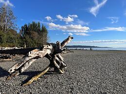 Stunning House with Views of Puget Sound Ideal for Family Reunions