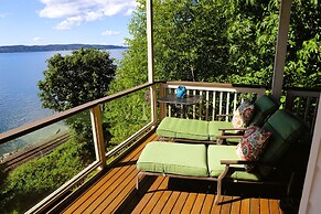 Stunning House with Views of Puget Sound Ideal for Family Reunions