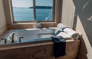 Stunning House with Views of Puget Sound Ideal for Family Reunions