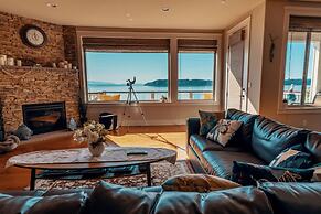 Stunning House with Views of Puget Sound Ideal for Family Reunions