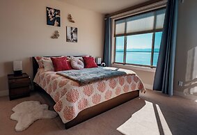 Stunning House with Views of Puget Sound Ideal for Family Reunions