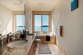 Stunning House with Views of Puget Sound Ideal for Family Reunions