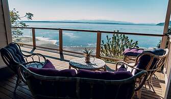 Stunning House with Views of Puget Sound Ideal for Family Reunions