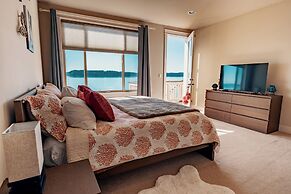 Stunning House with Views of Puget Sound Ideal for Family Reunions