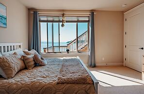 Stunning House with Views of Puget Sound Ideal for Family Reunions