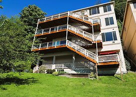 Stunning House with Views of Puget Sound Ideal for Family Reunions