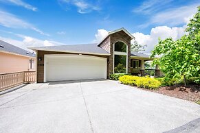 Stunning House with Views of Puget Sound Ideal for Family Reunions