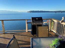 Stunning House with Views of Puget Sound Ideal for Family Reunions