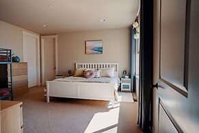 Stunning House with Views of Puget Sound Ideal for Family Reunions