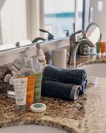 Stunning House with Views of Puget Sound Ideal for Family Reunions