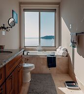Stunning House with Views of Puget Sound Ideal for Family Reunions