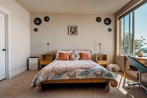 Stunning House with Views of Puget Sound Ideal for Family Reunions