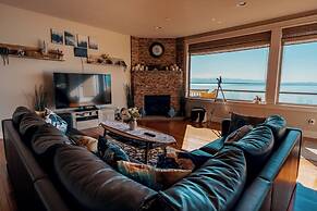 Stunning House with Views of Puget Sound Ideal for Family Reunions