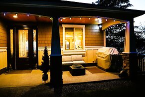 Stunning House with Views of Puget Sound Ideal for Family Reunions