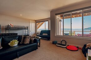 Stunning House with Views of Puget Sound Ideal for Family Reunions