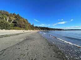 Stunning House with Views of Puget Sound Ideal for Family Reunions