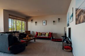 Stunning House with Views of Puget Sound Ideal for Family Reunions