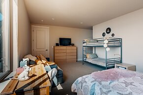 Stunning House with Views of Puget Sound Ideal for Family Reunions