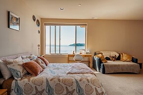 Stunning House with Views of Puget Sound Ideal for Family Reunions