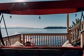 Stunning House with Views of Puget Sound Ideal for Family Reunions