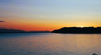 Stunning House with Views of Puget Sound Ideal for Family Reunions