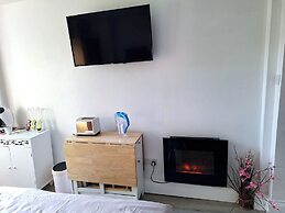 Luxurious Entire Studio in Axminster Suitable for