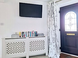 Luxurious Entire Studio in Axminster Suitable for