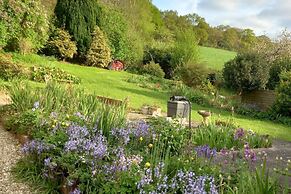 Luxurious Entire Studio in Axminster Suitable for