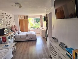 Luxurious Entire Studio in Axminster Suitable for