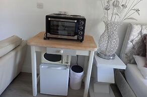 Luxurious Entire Studio in Axminster Suitable for