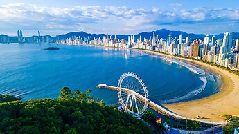 Apto Com Acesso Exclusivo a Praia em BC