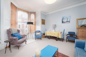 Charming Flat in Leafy West London by Underthedoormat