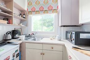 Charming Flat in Leafy West London by Underthedoormat