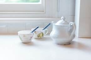 Charming Flat in Leafy West London by Underthedoormat