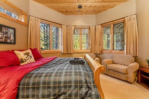 Luxury Log Chalet | Pool + Private HotTub | Ski In/Out | Overlooking G