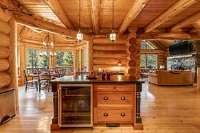 Luxury Log Chalet | Pool + Private HotTub | Ski In/Out | Overlooking G