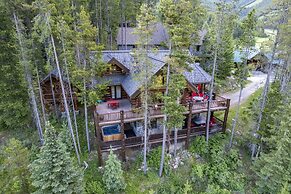 Luxury Log Chalet | Pool + Private HotTub | Ski In/Out | Overlooking G